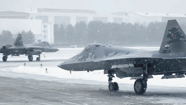 Ông cho rằng cách bố trí này phù hợp với những nhiệm vụ tác chiến tầm gần, nơi Su-57 cần nhanh chóng phát hiện và tiêu diệt các UAV tự sát hoặc tên lửa hành trình của Ukraine.