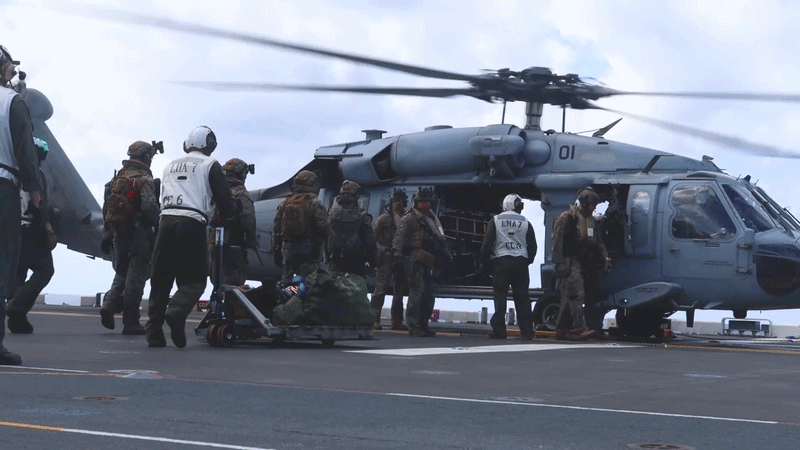 Máy bay trực thăng đa nhiệm MH-60S Seahawk được Hải quân Mỹ đưa vào biên chế từ năm 2002, phát triển dựa trên trực thăng vận tải đa năng UH-60 Black Hawk của Lục quân Mỹ.