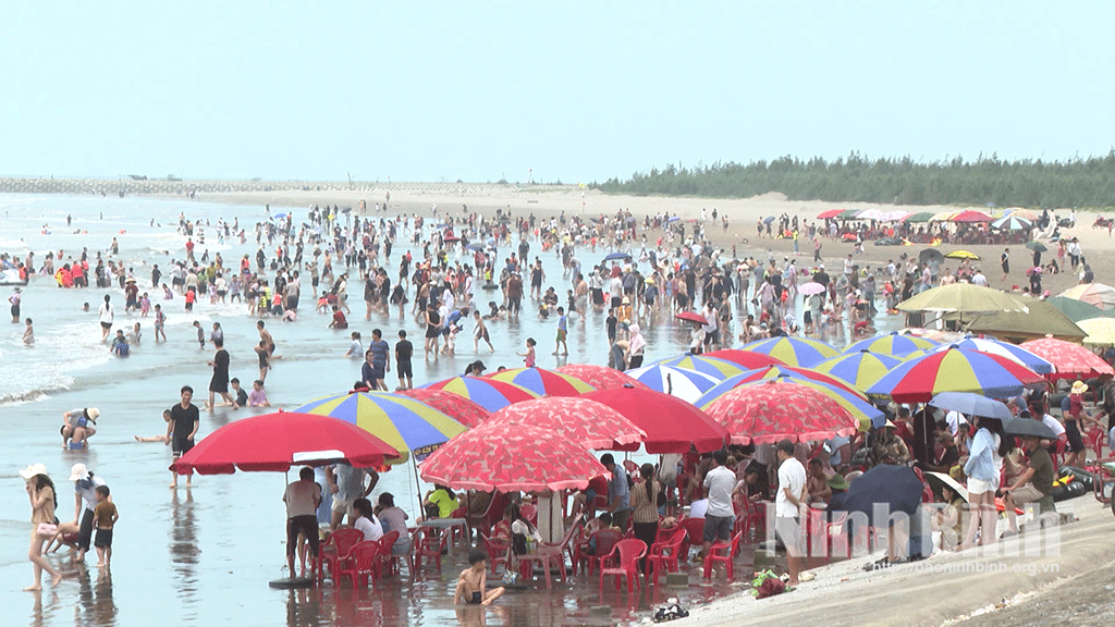 Du lịch biển Thịnh Long, xã Hải Thịnh thu hút đông đảo du khách, nhất là dịp cuối tuần. Ảnh: Đinh Huyền
