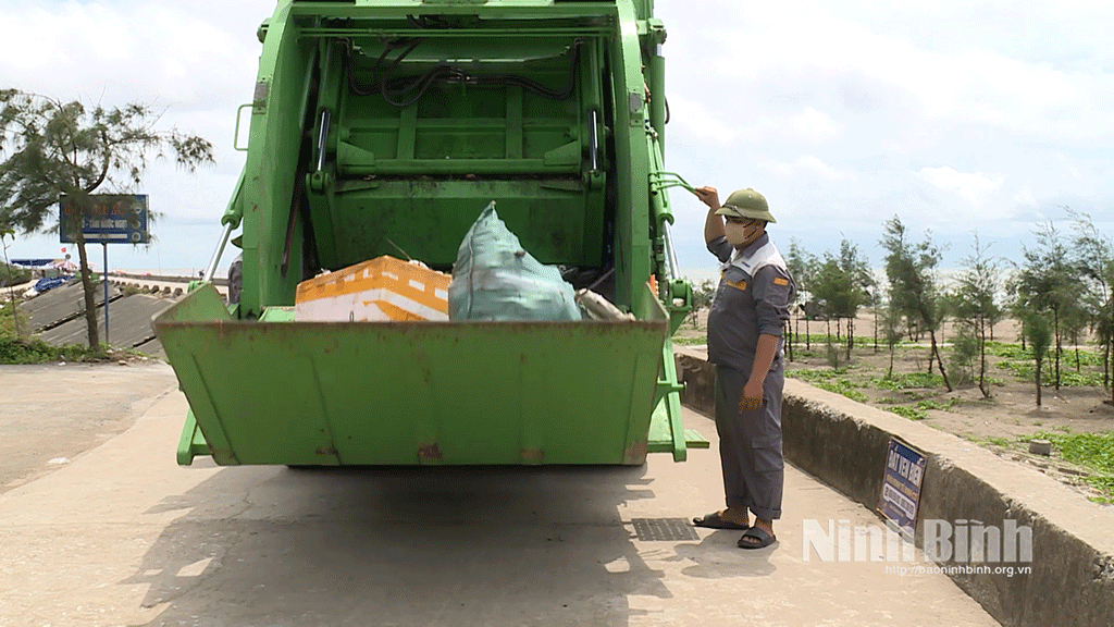 Rác thải được thu gom và vận chuyển liên tục nhằm đảm bảo vệ sinh môi trường tại bãi biển Thịnh Long, xã Hải Thịnh. Ảnh: Đinh Huyền