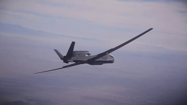 Các phương tiện này sẽ phối hợp với phi đội máy bay không người lái RQ-4D đang hoạt động tại căn cứ Sigonella, Italy, nhằm tăng cường năng lực tình báo, giám sát và bảo vệ các tuyến cáp thông tin dưới biển cũng như khu vực Bắc Cực.