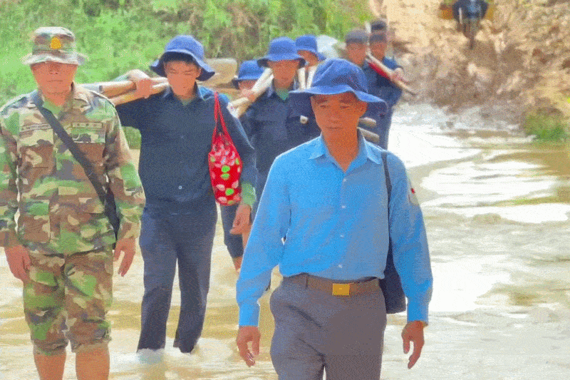 Thượng tá Trần Hùng Cường (đi đầu) cùng đồng đội K73 lội suối khi tìm kiếm hài cốt liệt sĩ ở Campuchia. Ảnh: Đội K73.