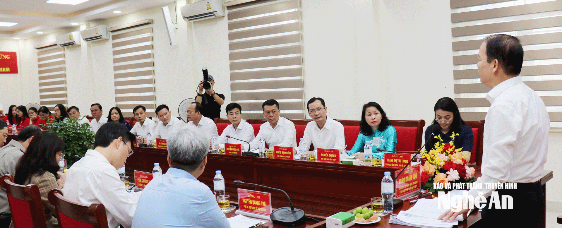Toàn cảnh buổi làm việc.