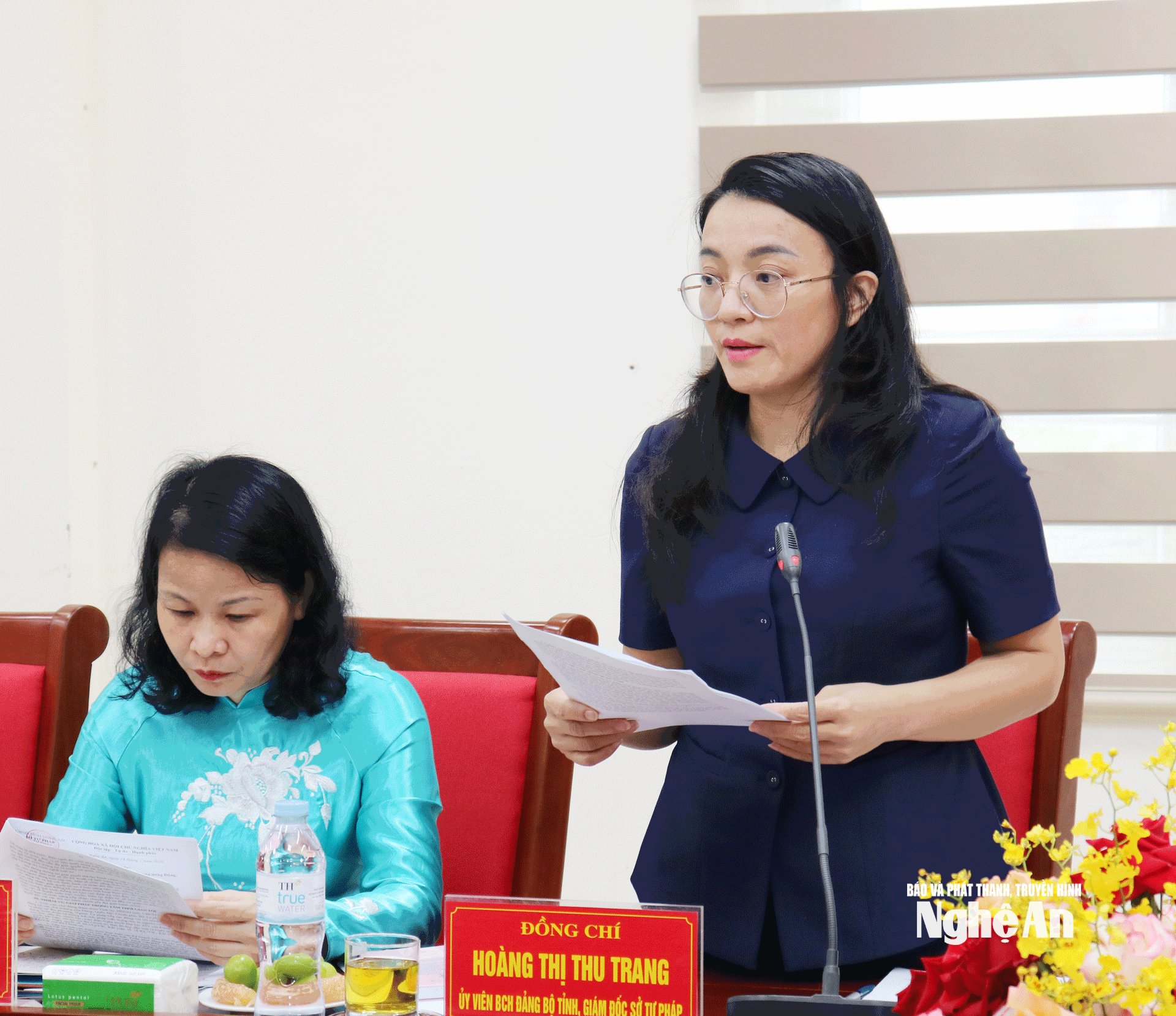 Đồng chí Hoàng Thị Thu Trang - Ủy viên Ban Chấp hành Đảng bộ tỉnh, Giám đốc Sở Tư pháp báo cáo tại buổi làm việc.