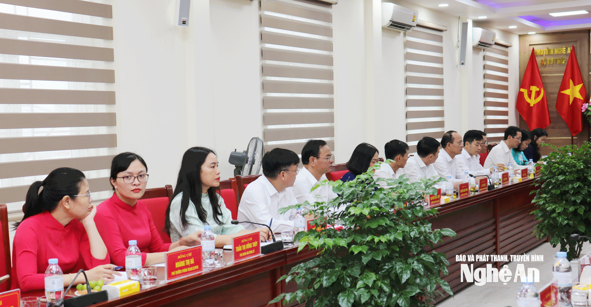 Cán bộ, công chức Sở Tư pháp tại buổi làm việc.