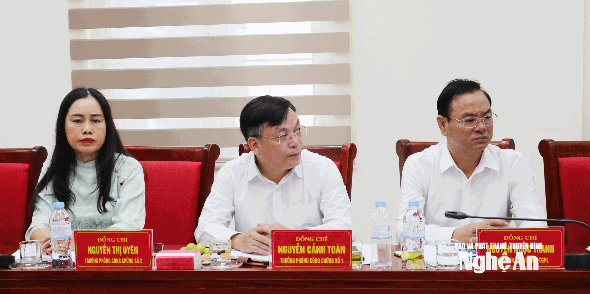 Các trưởng phòng chuyên môn của Sở Tư pháp tại buổi làm việc.