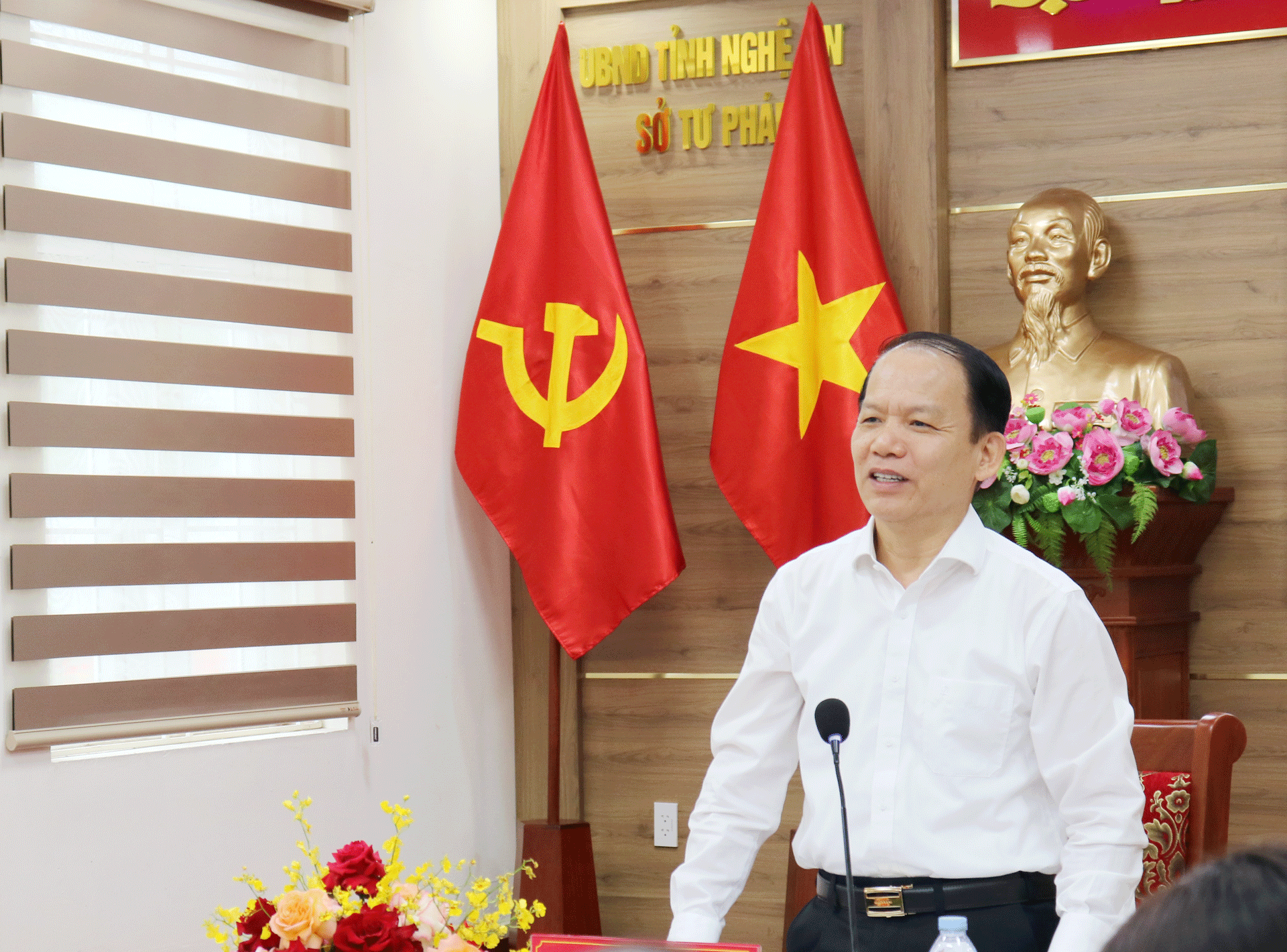 Đồng chí Hoàng Thanh Tùng - Ủy viên Trung ương Đảng, Bộ trưởng Bộ Tư pháp phát biểu tại buổi làm việc.