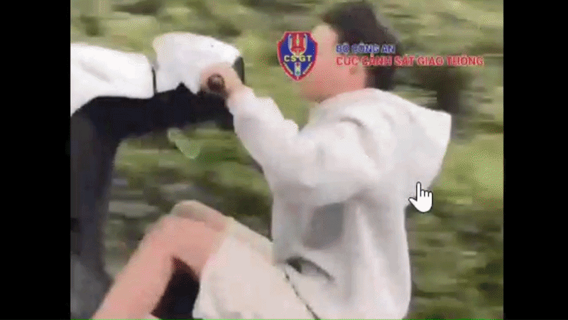 Nam thanh niên điều khiển xe bốc đầu khi chưa đủ 16 tuổi. Ảnh cắt từ clip.