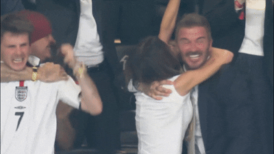 Gia đình Beckham ăn mừng cuồng nhiệt trước bàn thắng mở tỷ số của Anh. Tuy nhiên, niềm vui này không kéo dài lâu khi Messi và đồng đội mới là những người vào chung kết. Ảnh cắt từ clip.