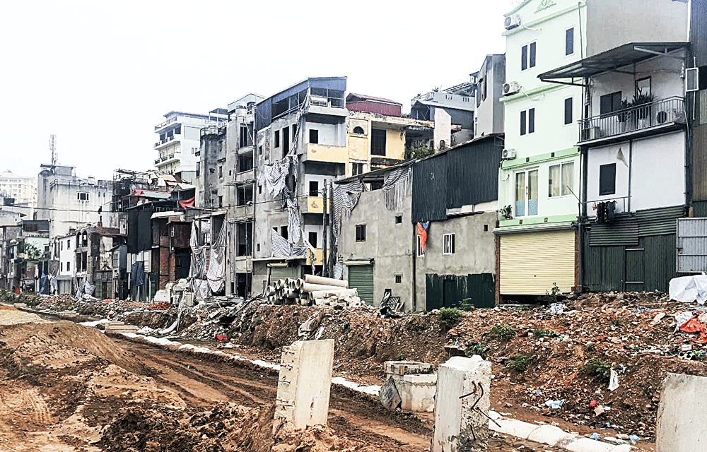 Các cuộc tái thiết đô thị buộc nhiều gia đình rời bỏ nơi cư trú lâu đời của họ.