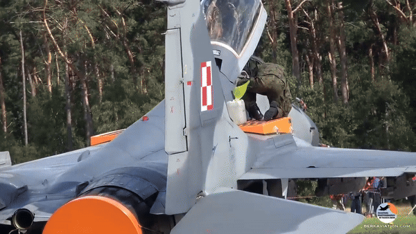Trong khi đó, Ukraine không thể chờ một loại tiêm kích phương Tây duy nhất được bàn giao với số lượng lớn khi chiến sự vẫn tiếp diễn. Vì vậy, Kiev lựa chọn tiếp nhận bất kỳ loại máy bay nào mà các đồng minh sẵn sàng chuyển giao.