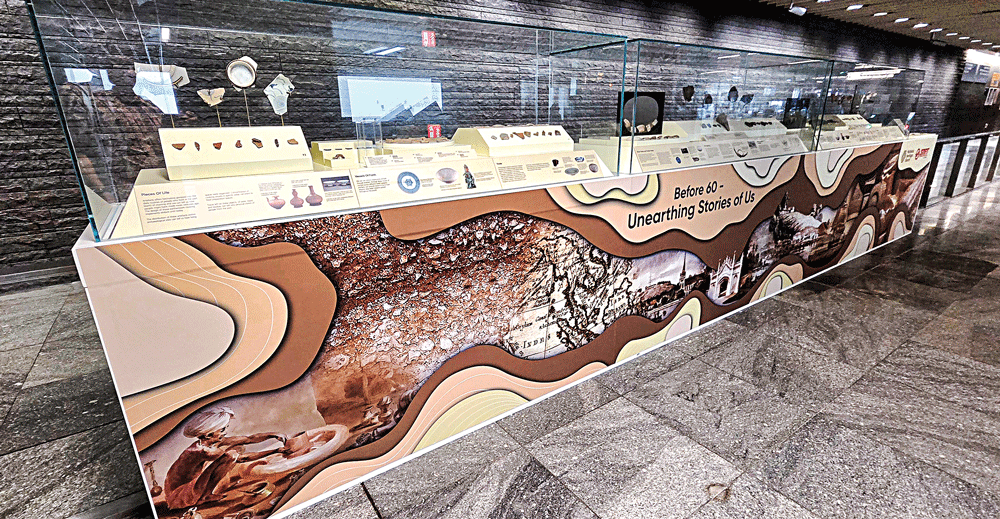 Trưng bày hiện vật khảo cổ trong nhà ga metro ở Singapore.