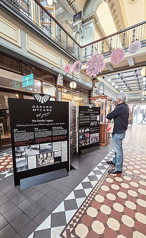 Triển lãm ảnh lịch sử thương xá Adelaide Arcade (Úc) ngay hành lang.