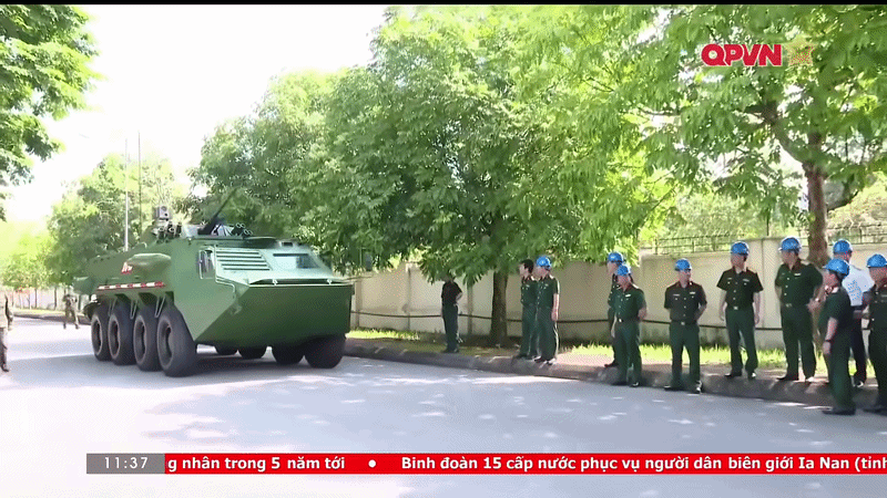 Nguyên mẫu xuất hiện trên thao trường với màu sơn ngụy trang và họa tiết khá bắt mắt.