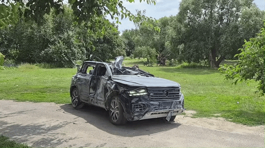  Chiếc Volkswagen Touareg vẫn có thể khởi động, lăn bánh sau khi gần như bị biến dạng hoàn toàn. 