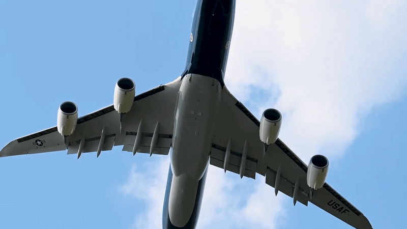 Boeing cũng thống nhất với không quân Mỹ chuyển cơ sở chứng nhận khả năng bay từ tiêu chuẩn của Cơ quan Hàng không Liên bang Mỹ (FAA) sang tiêu chuẩn quân sự.