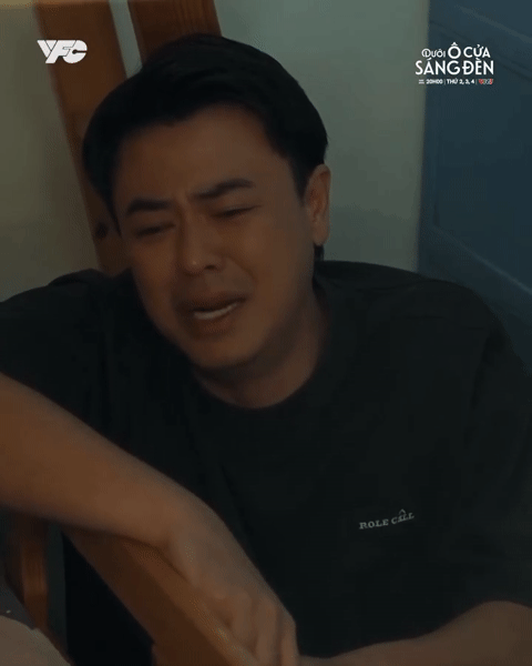 Tuấn Tú trong cảnh phim Dưới ô cửa sáng đèn. Ảnh: VFC.