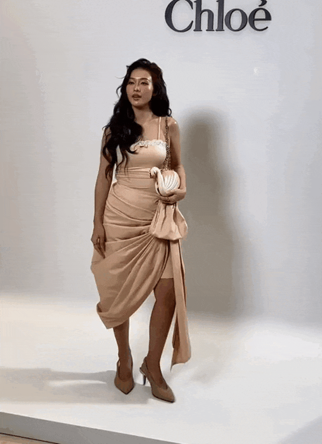 Tăng Thanh Hà và Khả Ngân "đụng hàng" khi cùng diện một mẫu đầm nude.