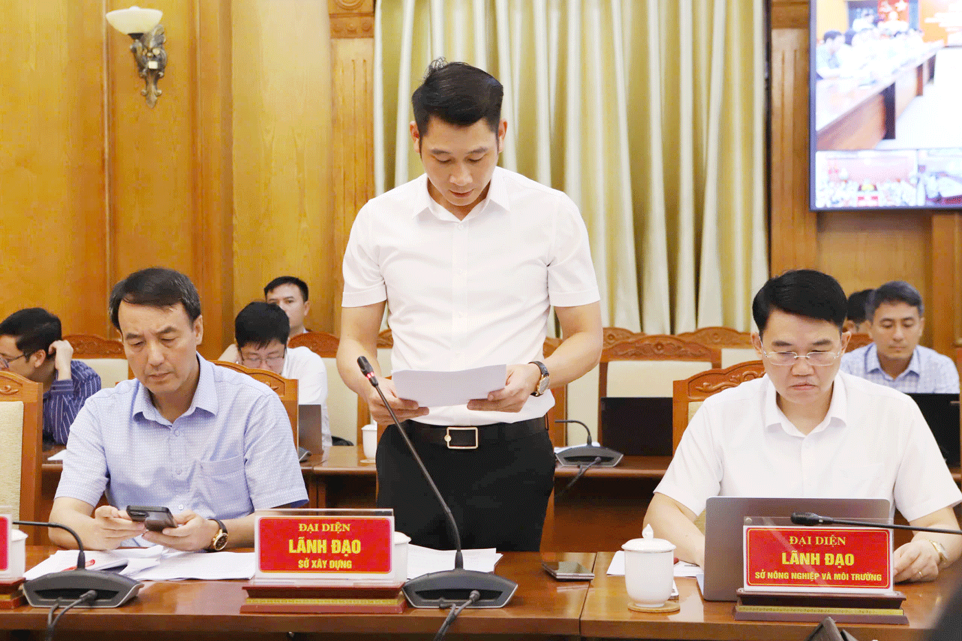Đại diện lãnh đạo Sở Xây dựng phổ biến nội dung Nghị quyết và hướng dẫn các tiêu chuẩn kỹ thuật, trình tự triển khai công trình.