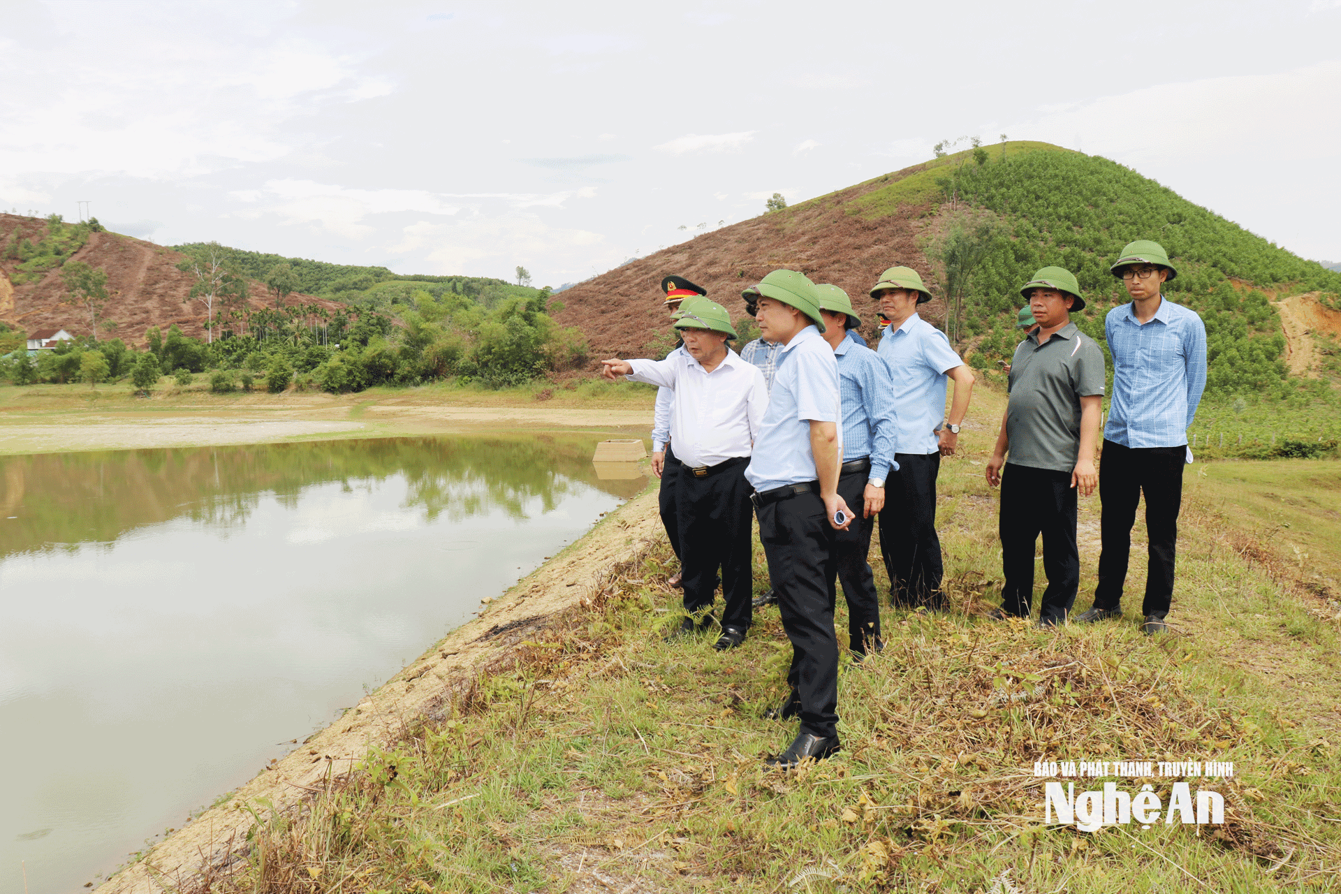 Phó Chủ tịch UBND tỉnh Nguyễn Văn Đệ kiểm tra tại hồ chứa nước Đá Đen (xã Hoa Quân) . Ảnh: Nguyễn Nam