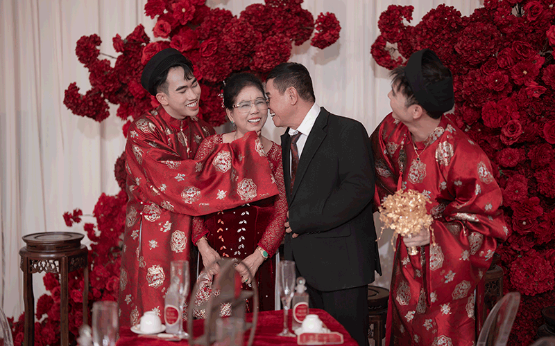 Hai chàng trai được gia đình chúc phúc. Ảnh: NVCC