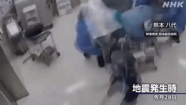 Nhiều vật dụng trong phòng văng tứ tung. Hệ thống đèn liên tục chập chờn. Một nhân viên y tế bị thiết bị trong phòng quật ngã.