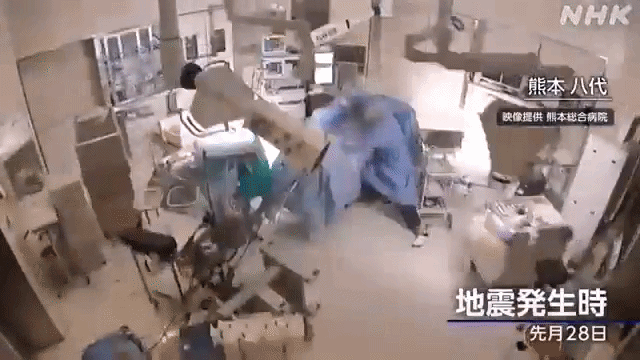 Trong phòng lúc đó có 3 bác sĩ và 2 y tá. Khi động đất xảy ra, 2 nhân viên chạy về phía cửa. Hai bác sĩ đang trực tiếp phẫu thuật cùng một y tá lập tức bám chặt bàn mổ để giữ bệnh nhân không bị xê dịch.