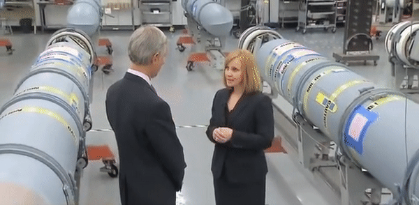 Đây dường như là lần đầu ông Trump công khai xác nhận sức ép đối với nguồn cung một số vũ khí hiện đại.