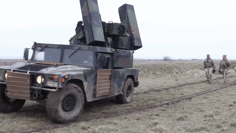 AN/TWQ-1 Avenger sử dụng khung gầm xe đa dụng Humvee, được trang bị 4 hoặc 8 tên lửa phòng không vác vai FIM-92 Stinger.