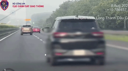 Một trường hợp chuyển làn không có tín hiệu báo trước bị ghi hình hành vi vi phạm. Ảnh cắt từ clip.