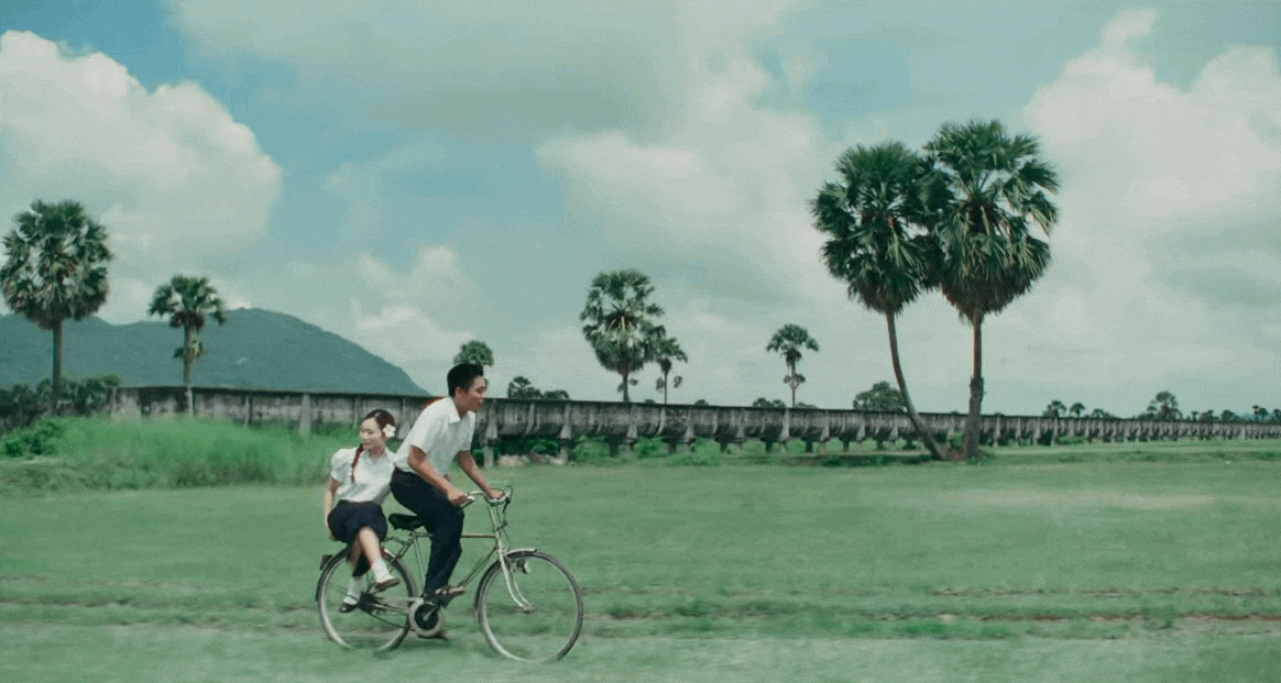 Trong MV, Phương Mỹ Chi và Bảo Định vào vai Chi và Định, hai người lớn lên bên nhau trong không gian văn hóa Khmer Nam Bộ. Ảnh cắt từ clip.