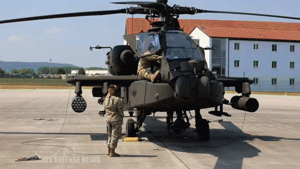 Ngày 17/1/1991, 8 trực thăng tấn công AH-64 Apache của Mỹ phóng Hellfire vào 2 trận địa radar cảnh giới của Iraq, mở màn chiến dịch không kích.