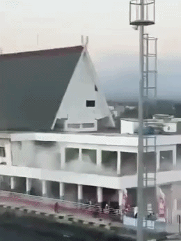 Người dân hoảng loạn chạy trên đường phố, trong khi nhiều người la hét sau khi mặt đất rung chuyển dữ dội.