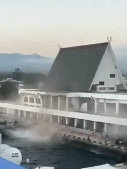 Hình ảnh từ Kompas TV cũng cho thấy một bệnh viện ở huyện Ende phải đưa bệnh nhân ra bên ngoài để đảm bảo an toàn.