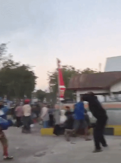 Ông Abdul Muhari, quan chức thuộc Cơ quan Quản lý Thiên tai Quốc gia Indonesia, đặc biệt khuyến cáo người dân sống dọc bờ biển phía bắc đảo Flores, các khu vực phía nam và những hòn đảo phía nam lập tức di chuyển đến nơi an toàn.