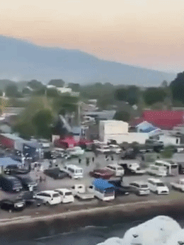 Tại Maumere, thị trấn thuộc huyện Sikka trên đảo Flores, một video ghi lại cảnh tòa nhà đổ sập tại khu vực cảng.
