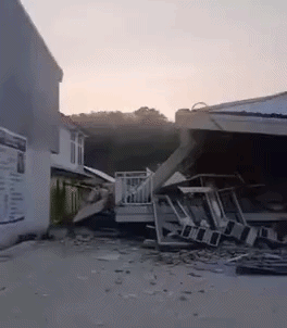 Ông Berton Suar Pelita Panjaitan, người phát ngôn cơ quan quản lý thiên tai Indonesia, xác nhận ít nhất 2 người đã thiệt mạng.