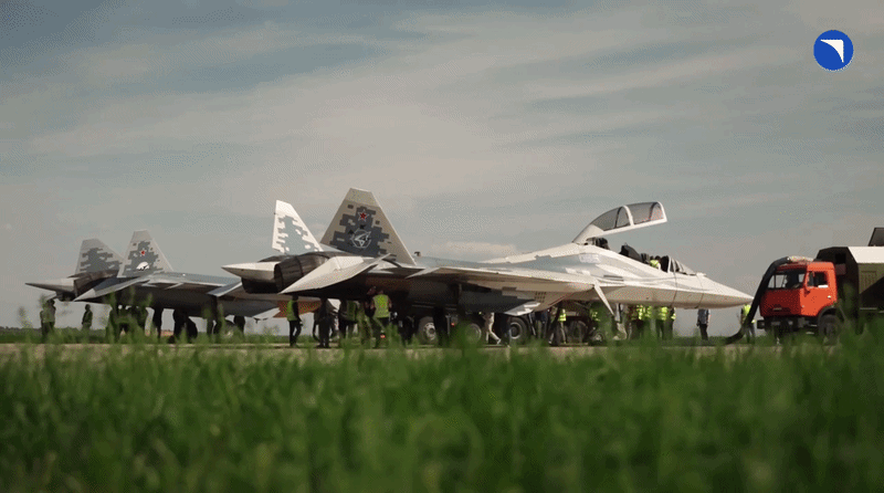 Theo công bố của Tập đoàn Máy bay Thống nhất Nga, Su-57D có thể tổ chức và điều phối hoạt động của nhóm máy bay có người lái và không người lái.