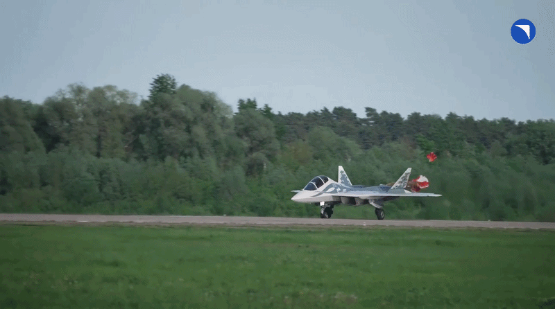 Máy bay do ông Sergey Bogdan, phi công trưởng của Cục thiết kế Sukhoi, điều khiển. Đây là bước phát triển mới đáng chú ý đối với dòng tiêm kích Su-57.