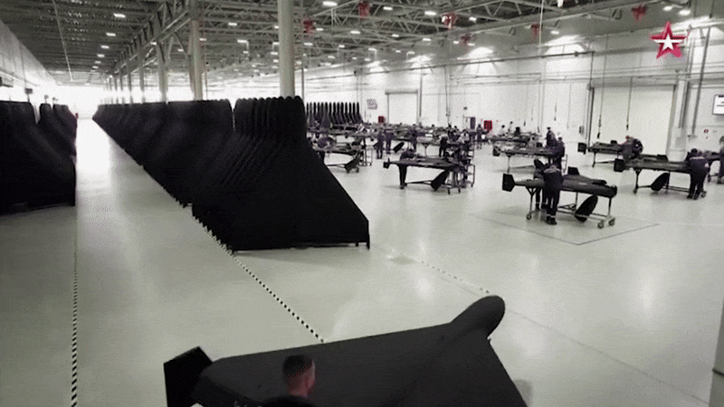 Sự kết hợp giữa các loại vũ khí là yếu tố quan trọng. UAV cận âm bay thấp tạo ra số lượng mục tiêu lớn. Tên lửa hành trình có tốc độ và quỹ đạo khác.