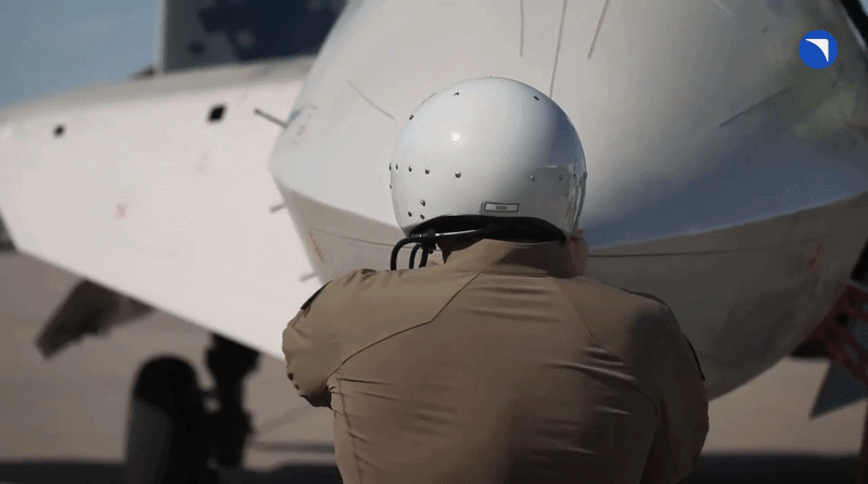 Với Su-57D, phi công thứ 2 có thể đảm nhiệm phần công việc mà một phi công đơn lẻ khó xử lý đồng thời trong một tình huống phức tạp. Đây là lý do cấu hình 2 chỗ ngồi có thể phù hợp hơn với vai trò chỉ huy một nhóm máy bay hỗn hợp.