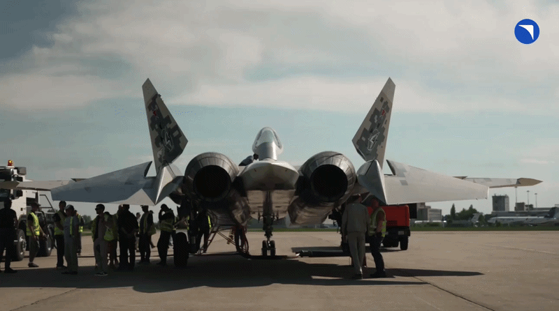 Su-57D vì thế đáng chú ý không chỉ bởi nó có thêm một ghế. Điều quan trọng hơn là Nga đang thử nghiệm một cách sử dụng mới đối với tiêm kích thế hệ 5, trong đó máy bay có người lái có thể đóng vai trò trung tâm điều phối các phương tiện không người lái.