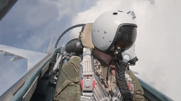 Tiêm kích Nga nhiều khả năng đã sử dụng tên lửa không đối không dẫn đường bằng radar chủ động để đánh chặn máy bay Ukraine, có thể là R-37M hoặc R-77.