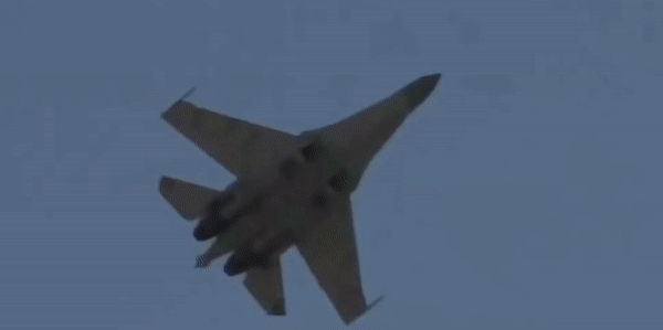 Su-35S được phát triển từ dòng Su-27, sở hữu động cơ lực đẩy vector và hệ thống điện tử hàng không được nâng cấp mạnh.