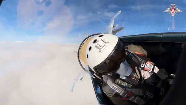 Su-35S được Nga tích hợp nhiều loại tên lửa không đối không hiện đại, trong đó có R-77-1 và R-37M. Các vũ khí này giúp máy bay mở rộng đáng kể khả năng tấn công mục tiêu ở cự ly trung bình và xa.