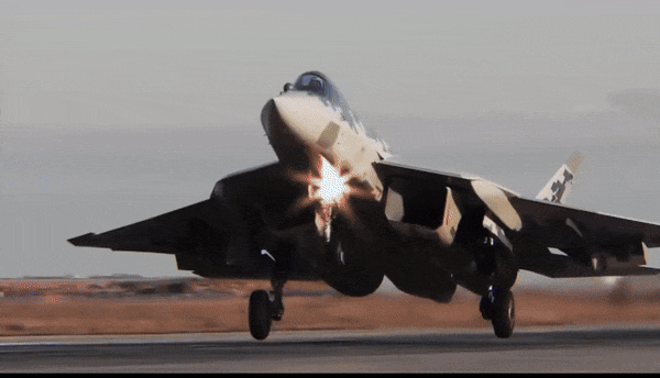 Su-57 được trang bị 2 khoang vũ khí chính bố trí nối tiếp dưới thân. Mỗi khoang được thiết kế để chứa các loại vũ khí có kích thước và khối lượng phù hợp.