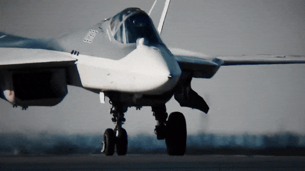 Với Su-57, thiết kế này không chỉ nhằm giảm diện tích phản xạ radar mà còn cho phép máy bay mang những vũ khí có kích thước tương đối lớn, trong đó có tên lửa hành trình Kh-69.