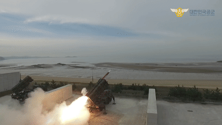Nếu sử dụng tên lửa đánh chặn giá trị cao để đối phó với mọi UAV, nguồn đạn phòng không có thể nhanh chóng bị tiêu hao. Nhưng nếu không đánh chặn, UAV vẫn có khả năng vượt qua hệ thống phòng thủ và tấn công mục tiêu.