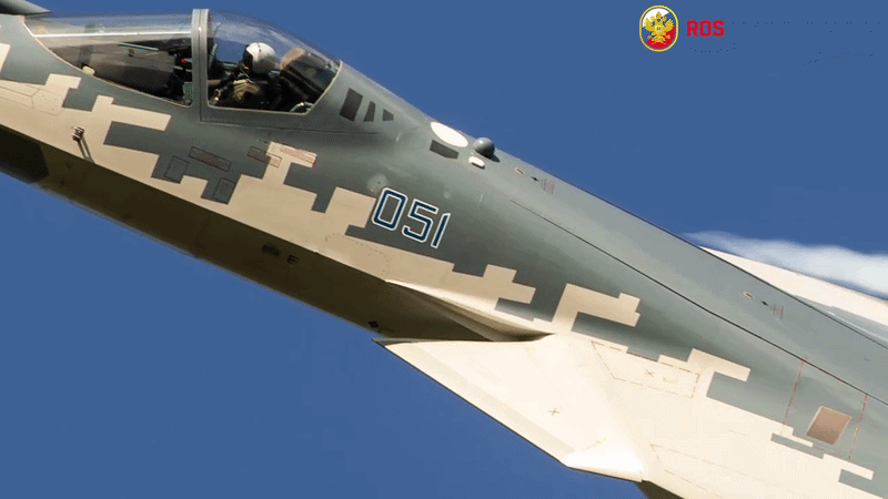 Su-57 cũng có khả năng sử dụng tên lửa không đối không và tên lửa không đối đất, cho phép thực hiện nhiều loại nhiệm vụ.