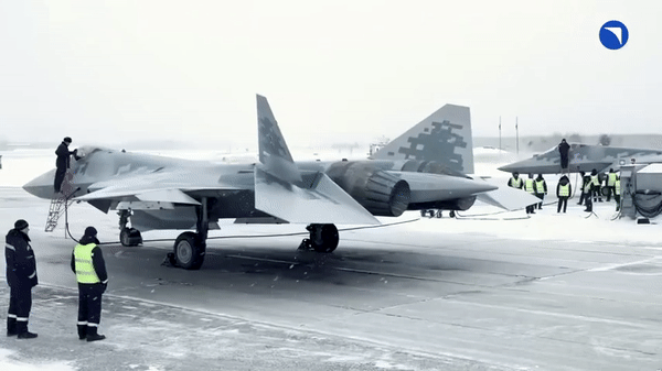 Su-57 là máy bay tiêm kích đa năng thế hệ 5 do Nga phát triển. Máy bay có tốc độ tối đa khoảng Mach 2, tầm bay 3.500 km và bán kính chiến đấu được công bố ở mức hơn 1.500 km.